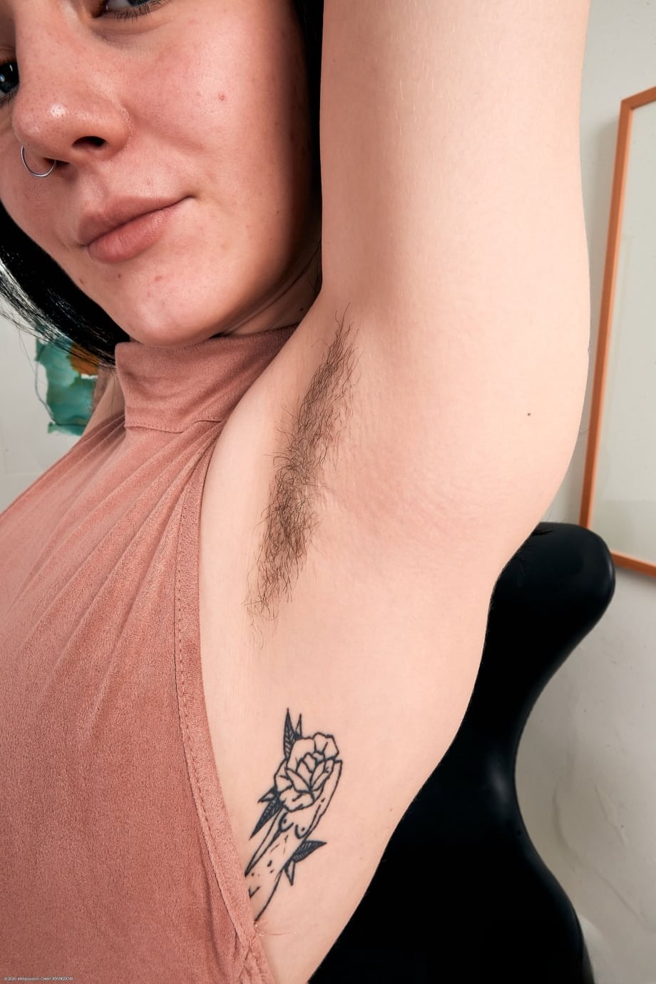 Rosalyn Sphinx revela sus axilas tatuadas y velludas junto con su coño velloso natural en una provocación sensual - 2