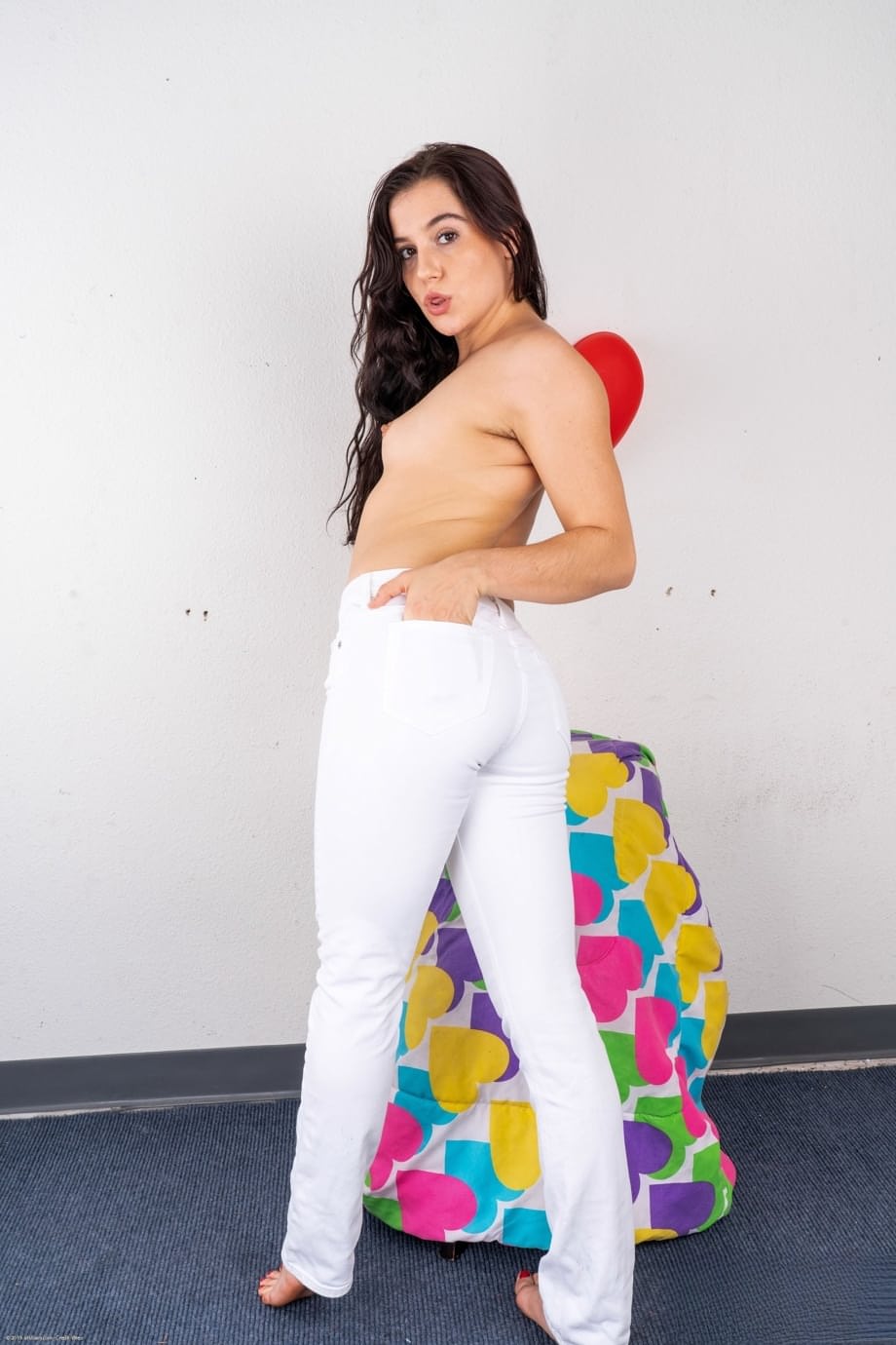 La bellissima Kasey Warner si spoglia nuda dai pantaloni bianchi, stuzzicando sul morbido pouf - 4