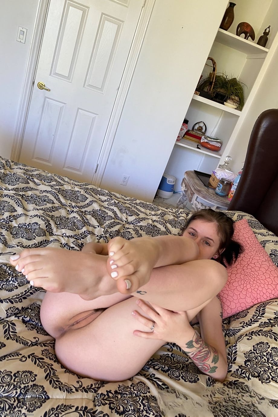 Rosalyn Sphinx sensuelle se dévêtant complètement en dévoilant ses trous roses et humides - 13