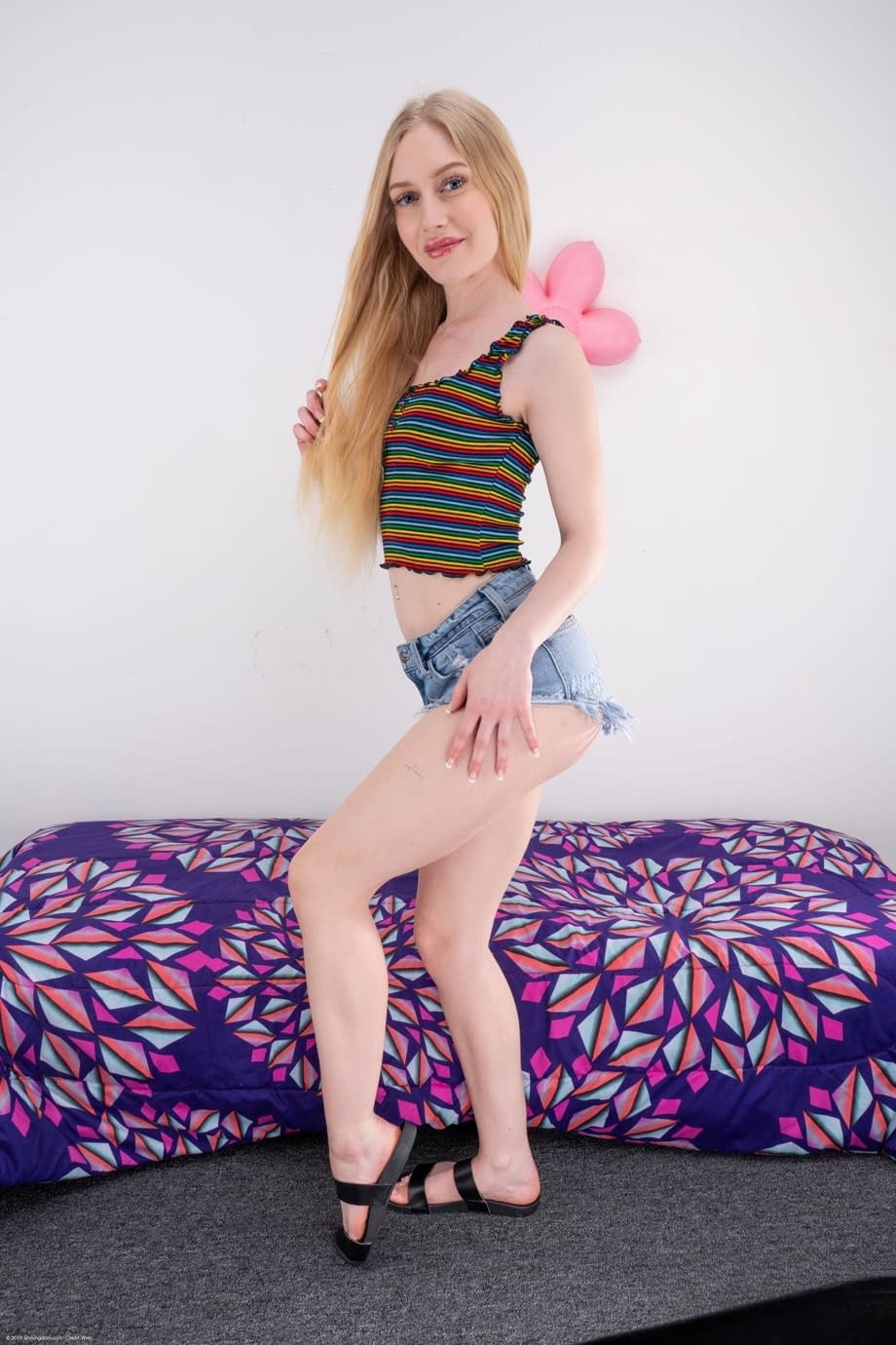 Emma Starletto provoca con il suo culo stretto e la sua fica appena esposta - 2
