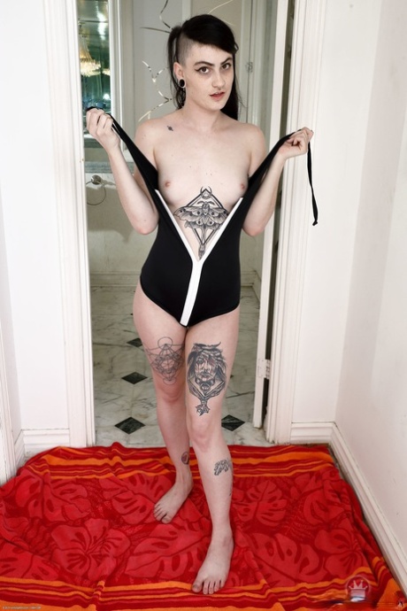 Watch brunette star Lydia Black get totally naked exposing her beautiful bare feet - 5