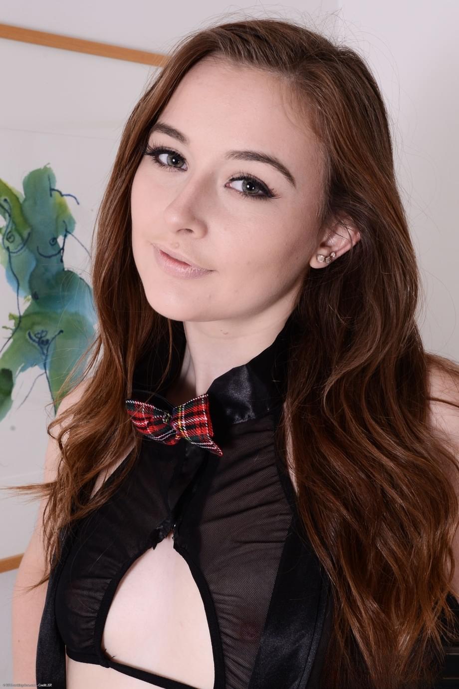 Danni Rivers stuzzica con unghie rosse allargando le labbra umide della passera sulla sedia - 1