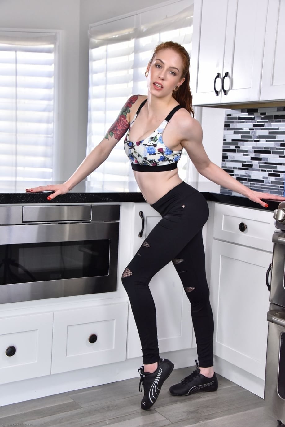Anna deVille espone i suoi minuscoli buchetti rosa da scopare mentre si massaggia le tette in cucina - 2