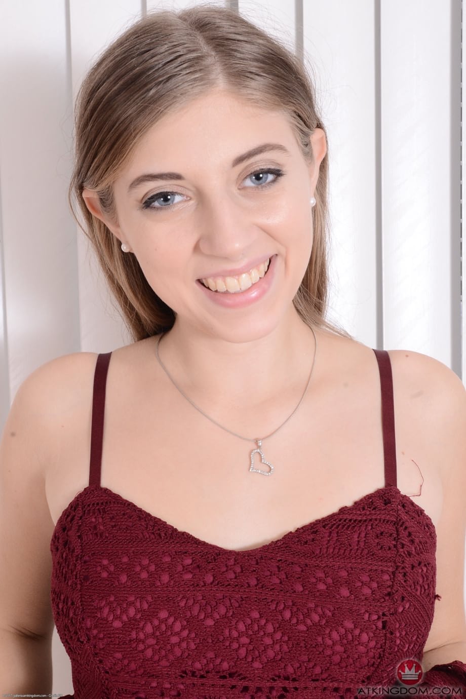 Alyce Anderson extiende su coño afeitado y mojado en una exhibición de primer plano vaporosa - 1