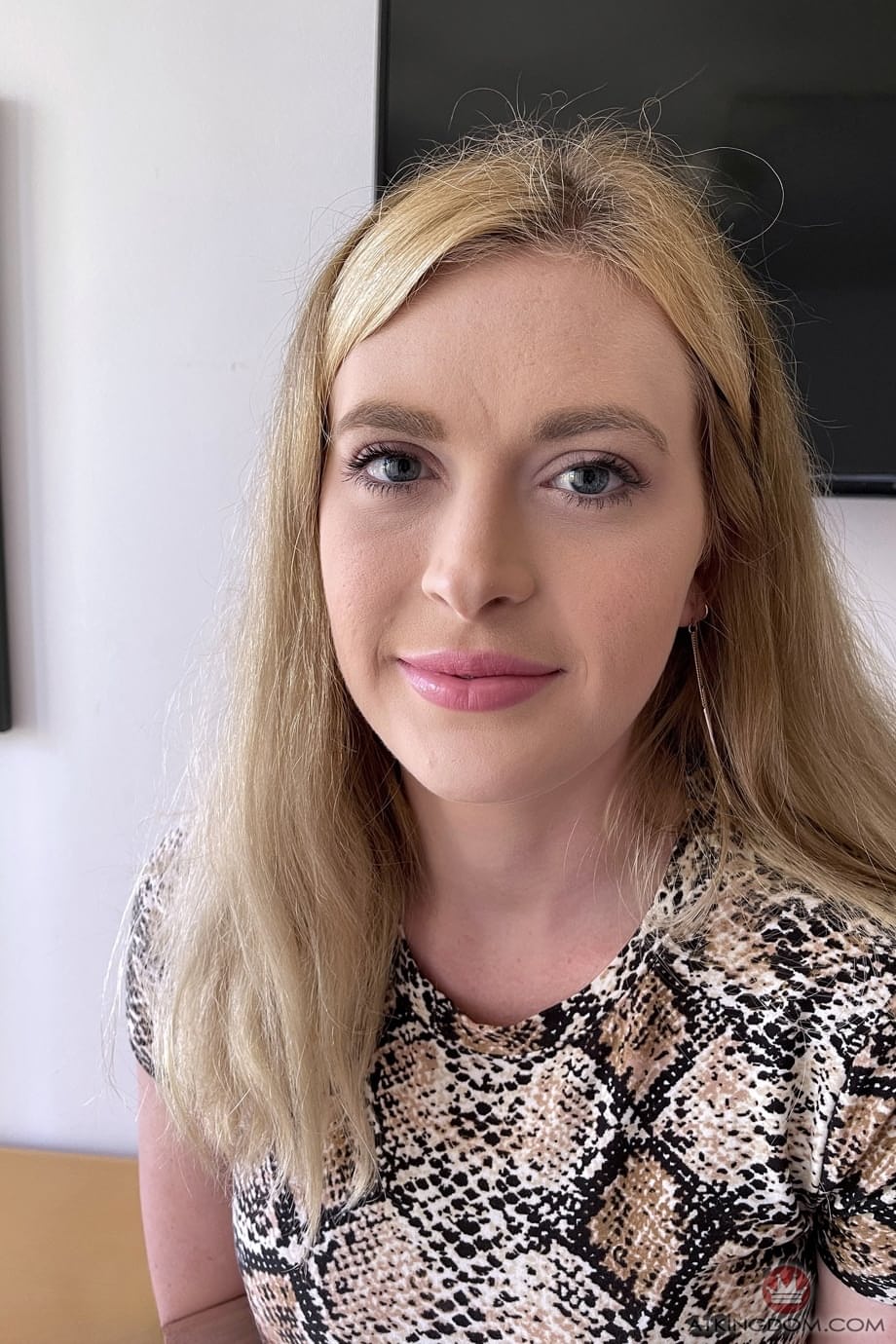 Lindsay Lee expose ses orifices trempés et dégoulinants, mettant en évidence de près ses gros seins - 1