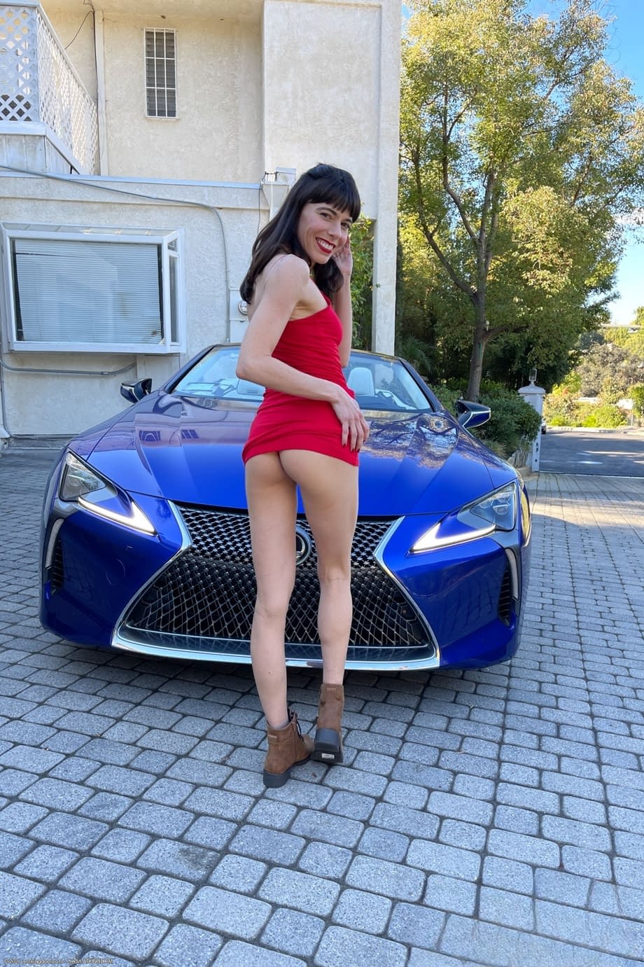 La superbe et sensuelle Vera King, mince et élancée, retrousse sa robe écarlate pour révéler sa chatte serrée et chatoyante - 4