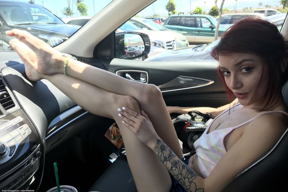 La rossa lentigginosa Lola Fae mostra il suo minuscolo corpo di ginger nudo all'aperto provocante - 7