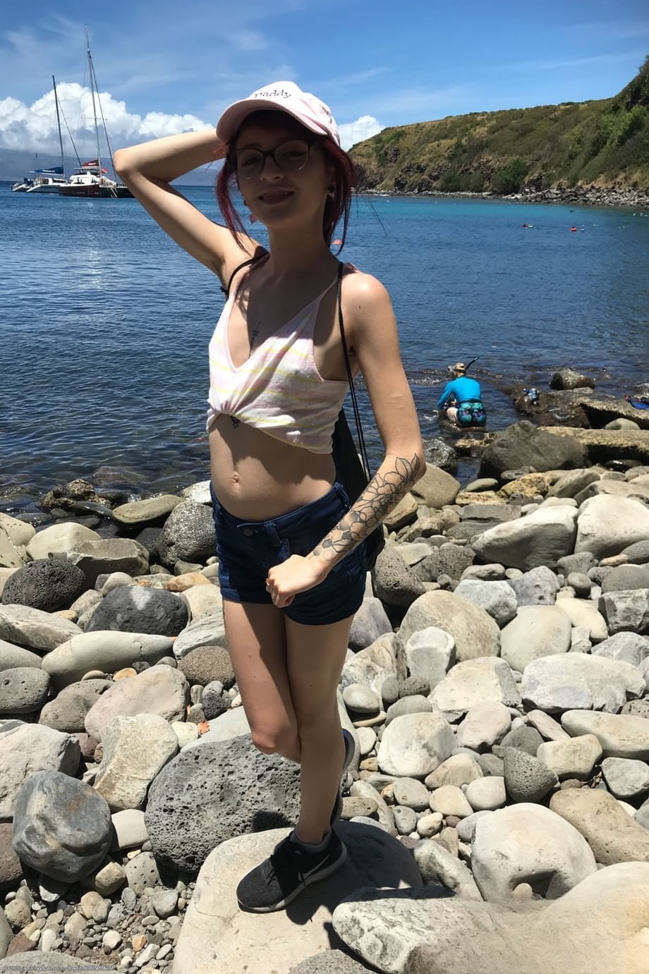 La rossa lentigginosa Lola Fae mostra il suo minuscolo corpo di ginger nudo all'aperto provocante - 8
