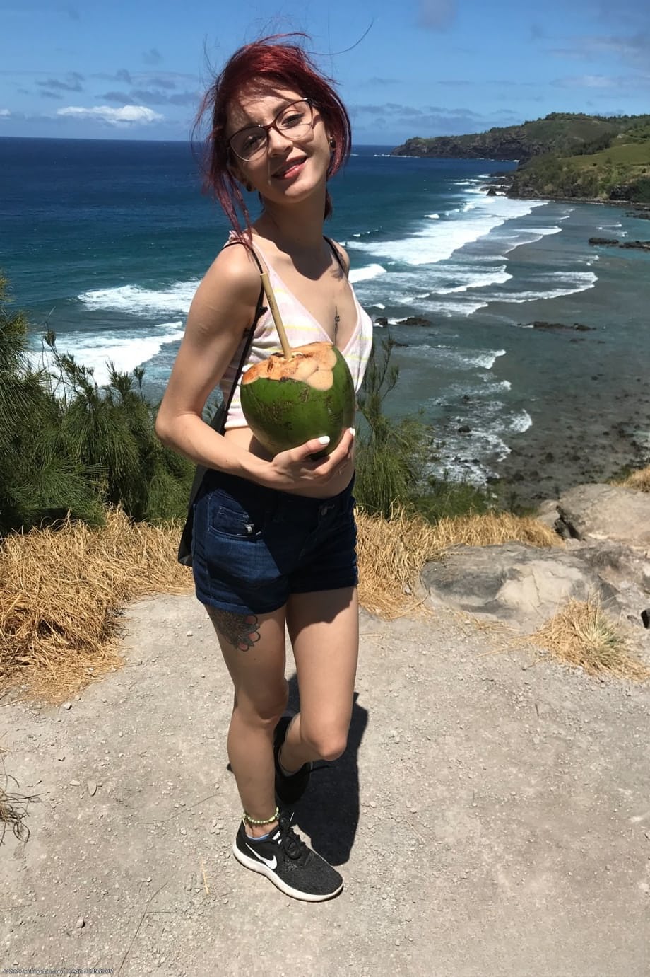La rossa lentigginosa Lola Fae mostra il suo minuscolo corpo di ginger nudo all'aperto provocante - 9
