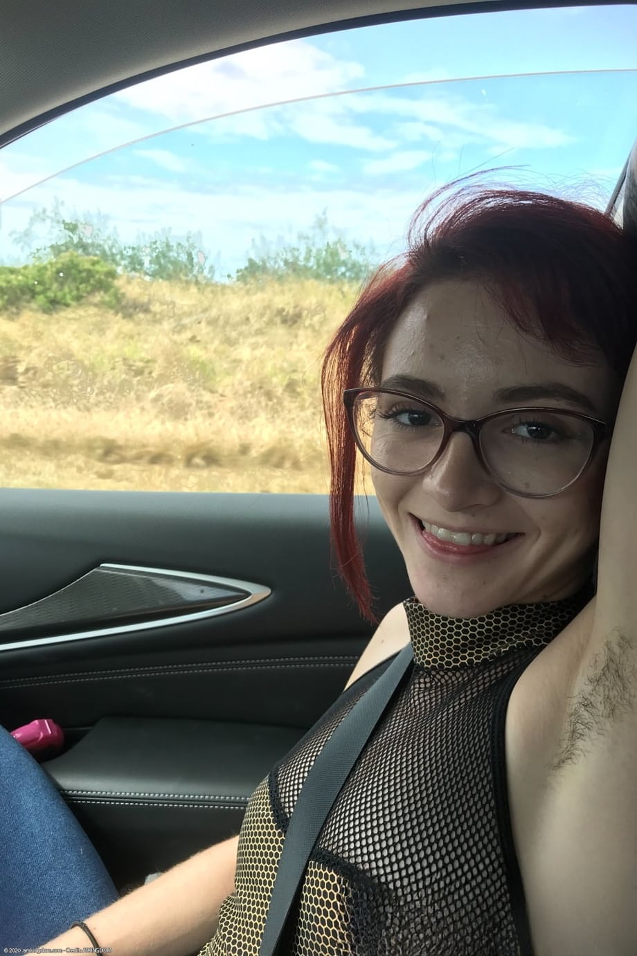 La rossa lentigginosa Lola Fae mostra il suo minuscolo corpo di ginger nudo all'aperto provocante - 11