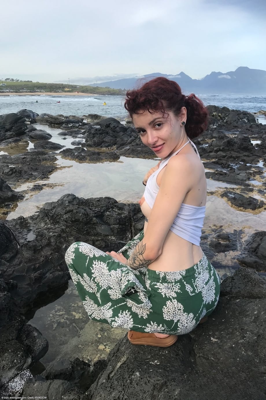 La rossa lentigginosa Lola Fae mostra il suo minuscolo corpo di ginger nudo all'aperto provocante - 15