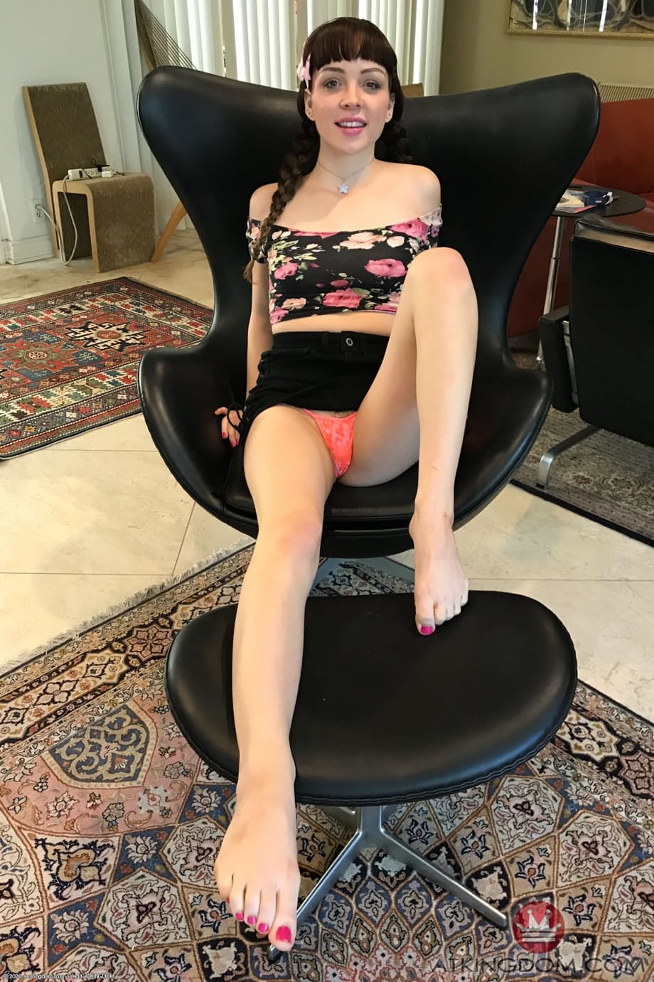La déesse élancée Aliya Brynn écarte son parfait minou rose en gros plan détaillé - 7