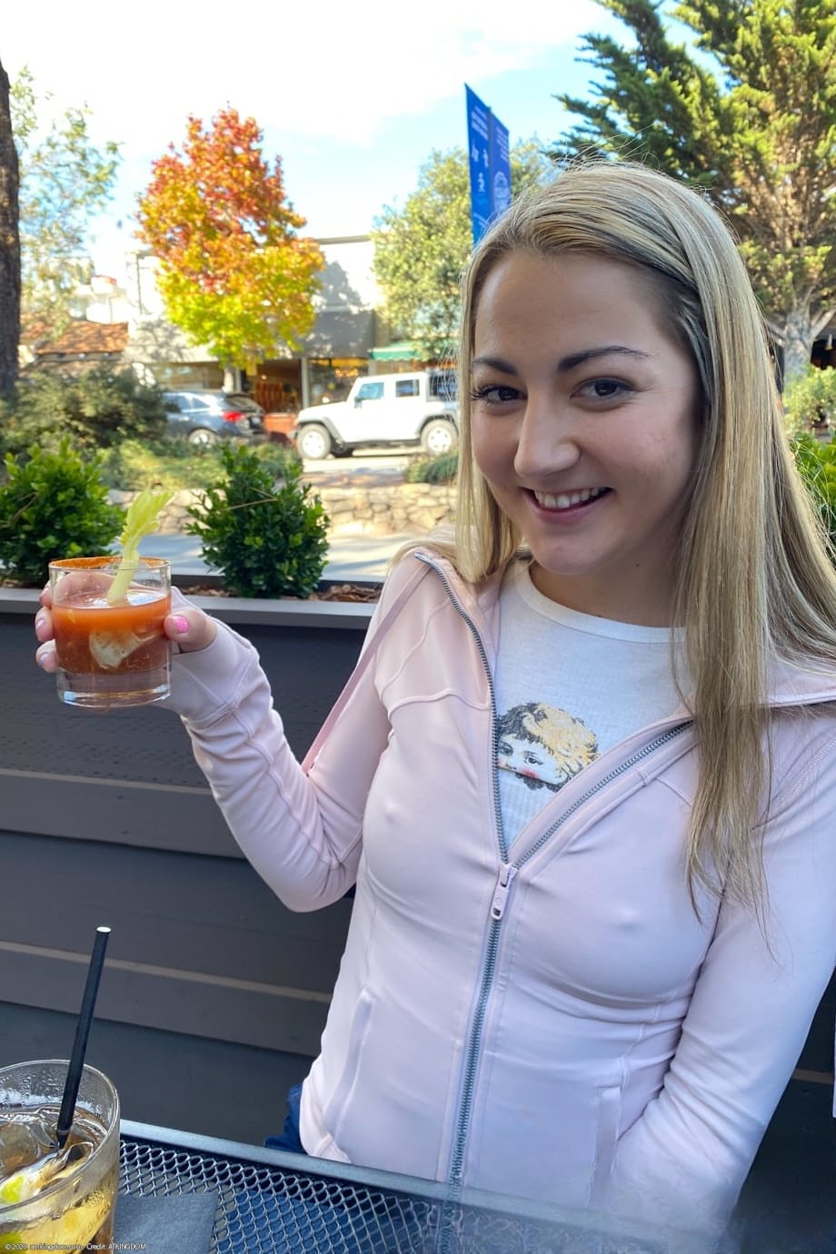 La seductora Lily Adams coquetea con la cámara mientras muestra su coño rasurado y suave junto a un tampón discreto. - 8