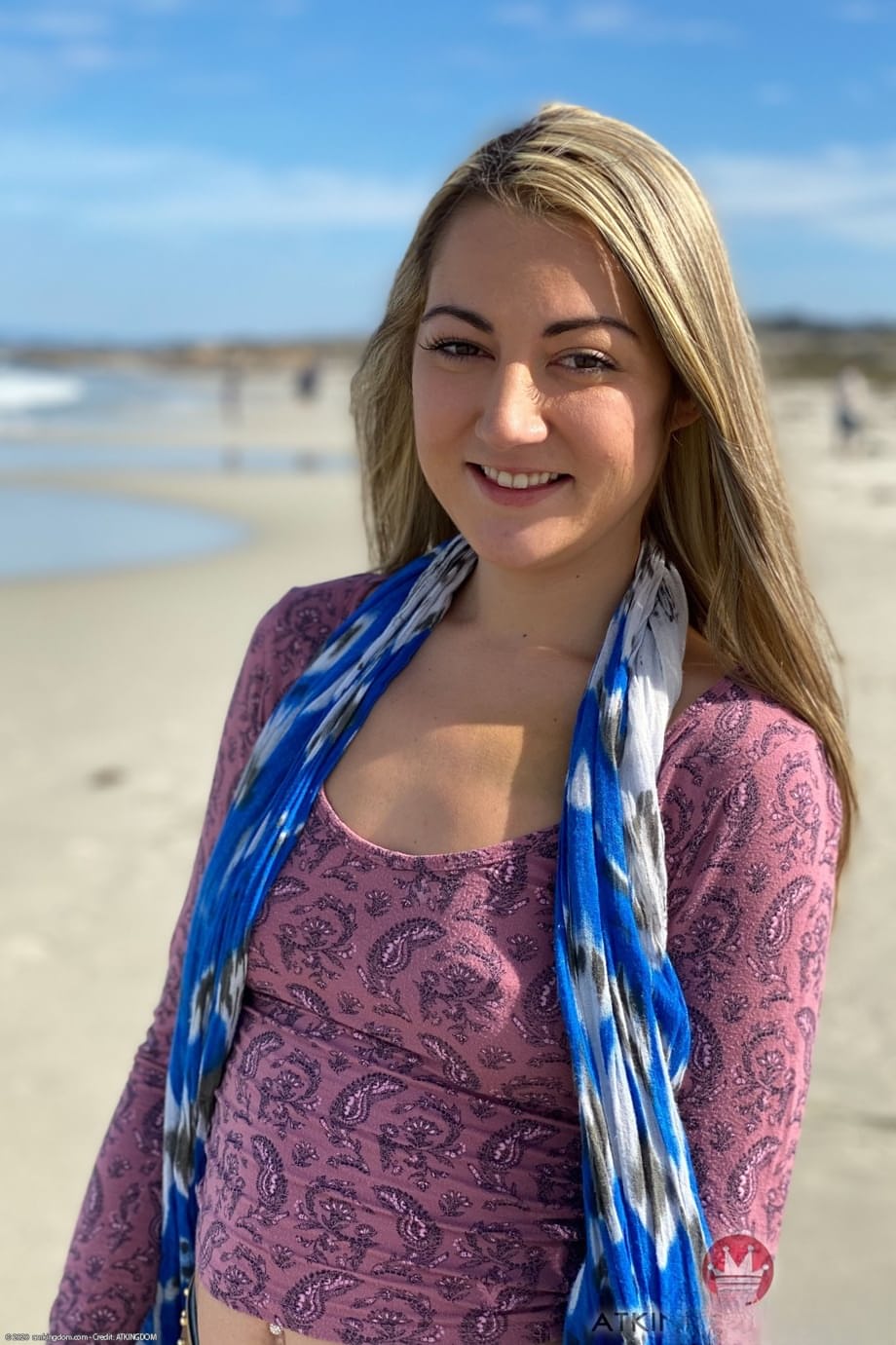 La seductora Lily Adams coquetea con la cámara mientras muestra su coño rasurado y suave junto a un tampón discreto. - 10