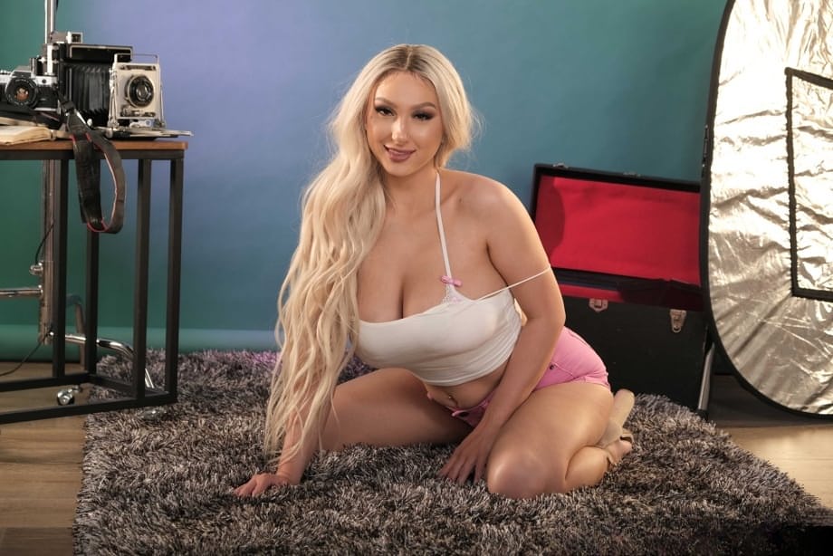 Le grandi tette naturali di Skylar Vox devastate dalla passione intensa del cucchiaio sul divano - 3