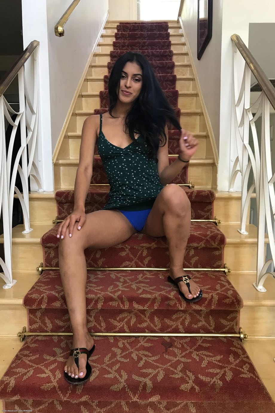 Sophia Leone si spoglia nuda rivelando i suoi seni sodi, la fica stretta e il culo intonacato - 2
