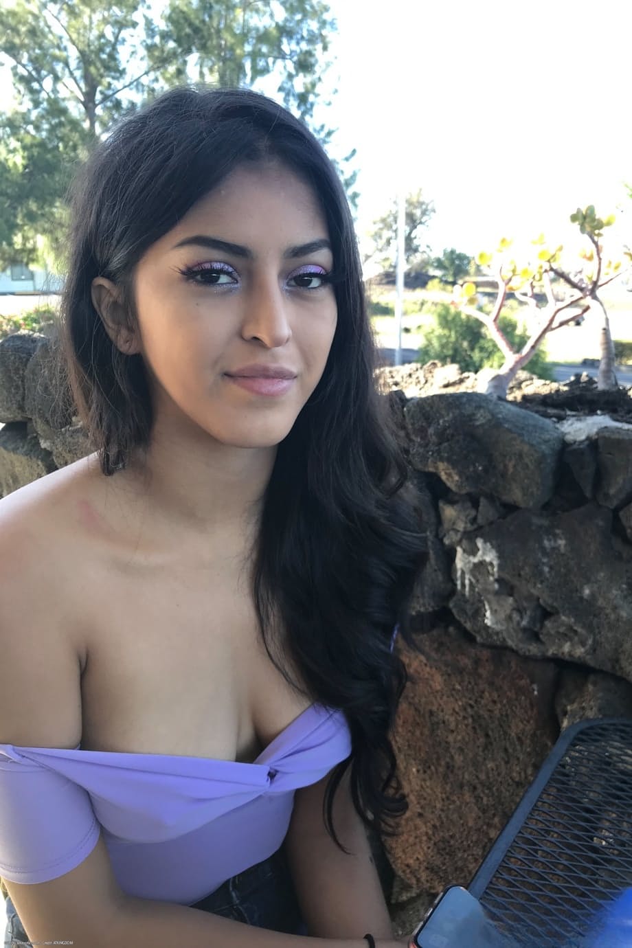 Sophia Leone si spoglia nuda rivelando i suoi seni sodi, la fica stretta e il culo intonacato - 15