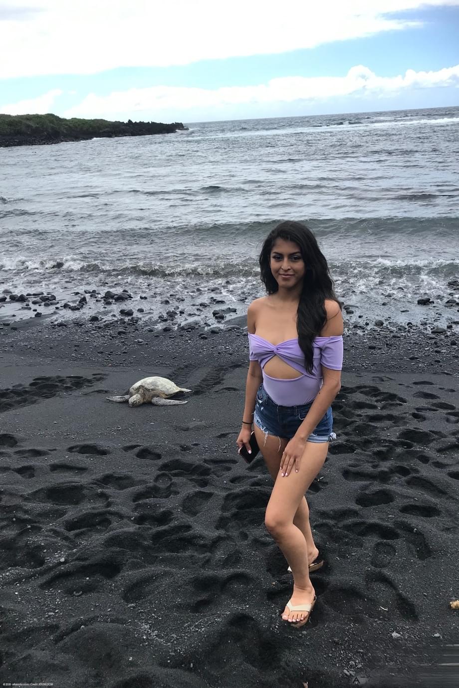 Sophia Leone si spoglia nuda rivelando i suoi seni sodi, la fica stretta e il culo intonacato - 18