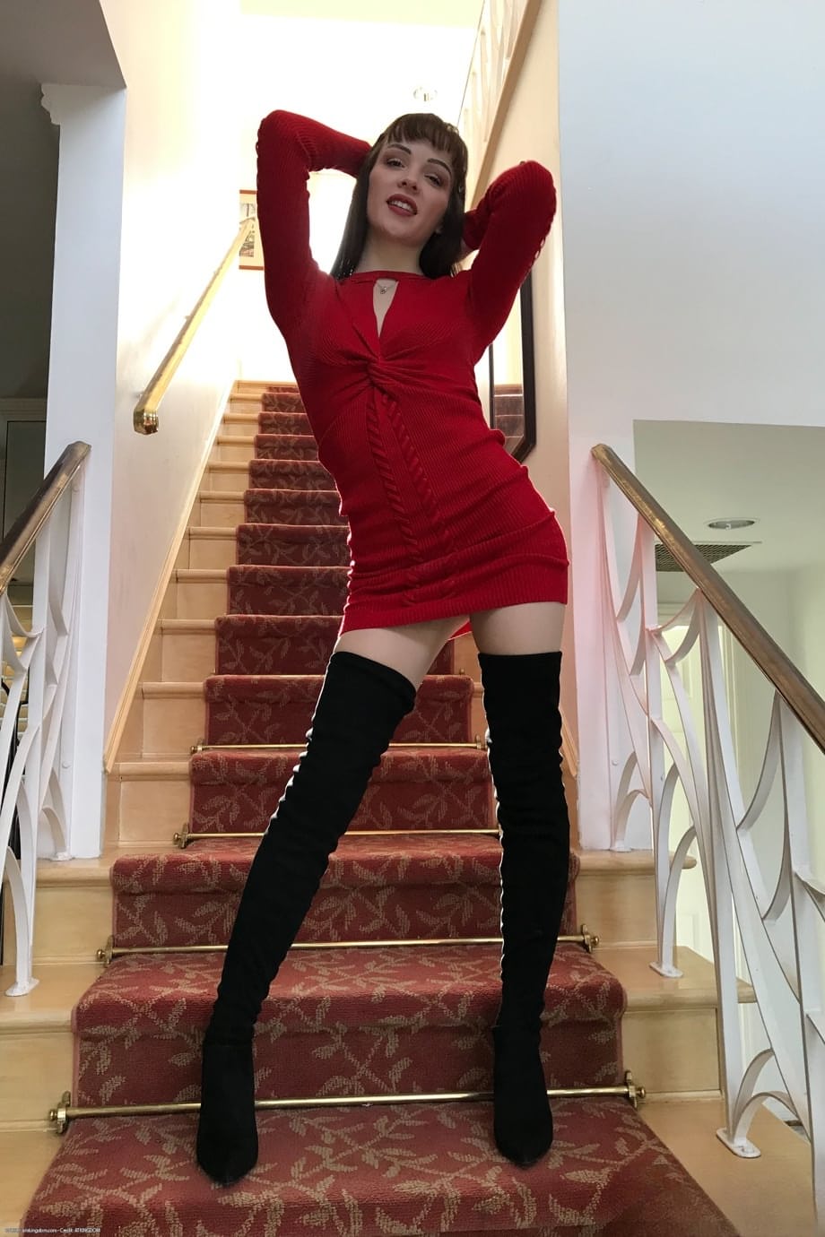 La sensuale brunetta Aliya Brynn allarga le labbra della sua lucente fica dopo aver sollevato il vestito rosso - 2