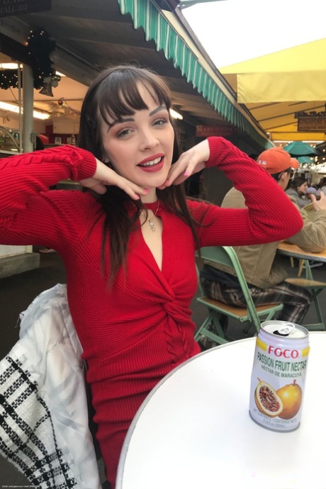 La sensuale brunetta Aliya Brynn allarga le labbra della sua lucente fica dopo aver sollevato il vestito rosso - 17