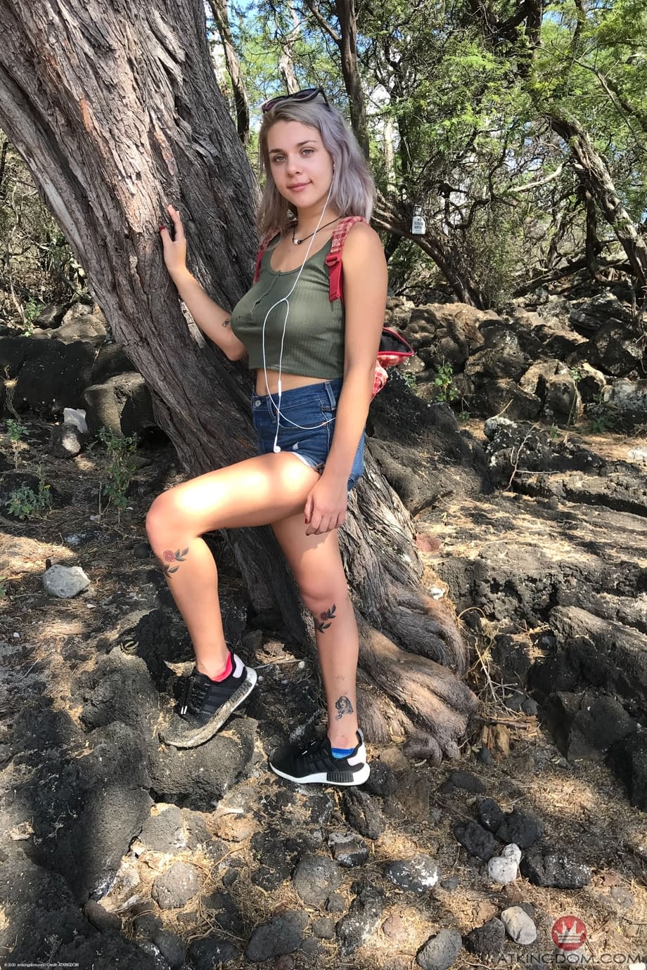 Gabbie Carter reveals her huge juicy tits in a daring naked outdoor photo set - 6
