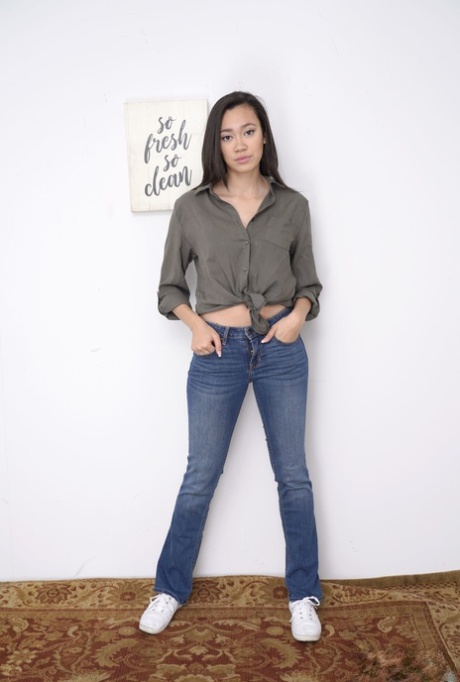 La splendida Madi Laine sfoggia il suo seno rotondo e il suo culo succoso durante i casting - 1