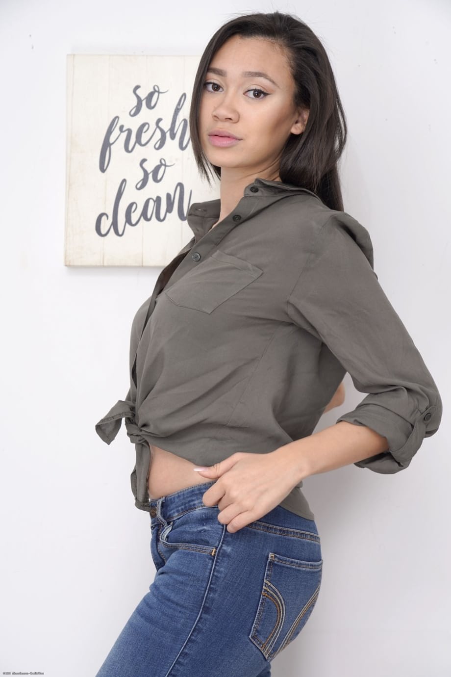 La splendida Madi Laine sfoggia il suo seno rotondo e il suo culo succoso durante i casting - 3
