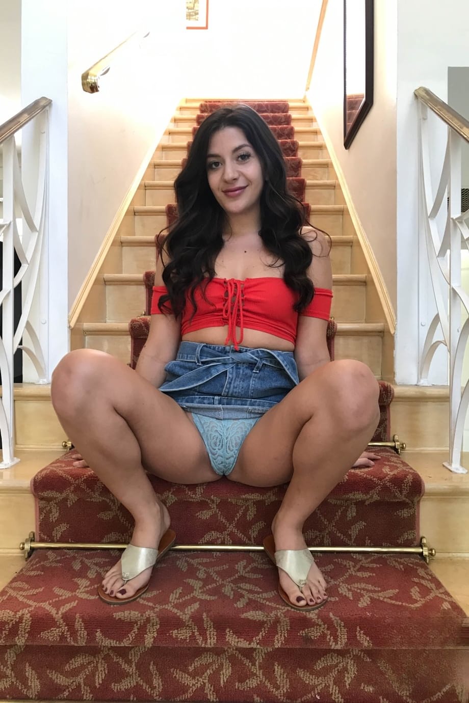 La jeune adulte irrésistible Natalie Brooks expose son gros cul et sa chatte épilée en gros plan cru et explicite - 3