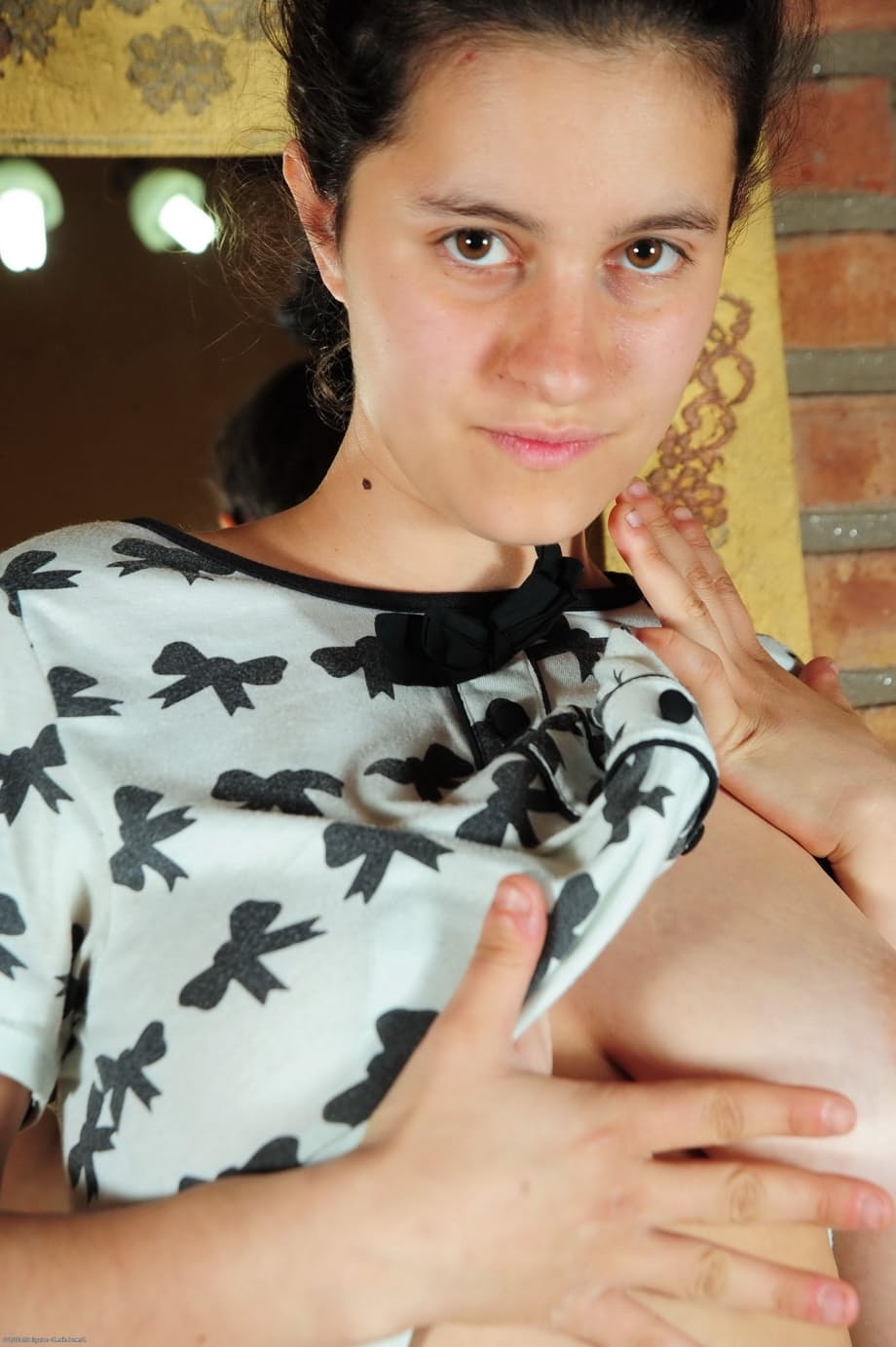 Mia si spoglia completamente per esibire le sue enormi tette e si masturba con le dita la sua fica non depilata - 4