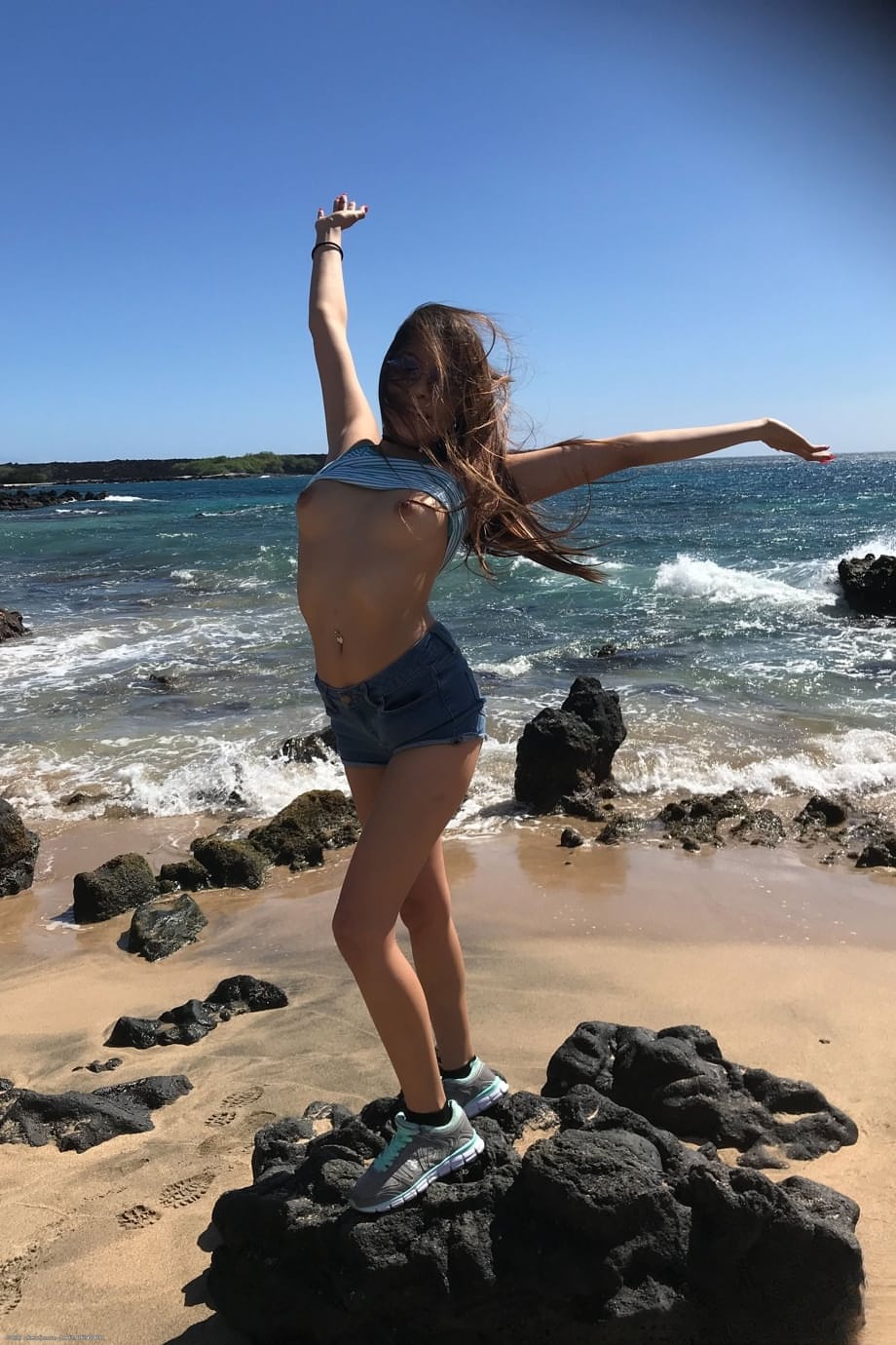 Sami Parker se déshabille entièrement, dévoilant son corps lisse en révélations progressives - 10