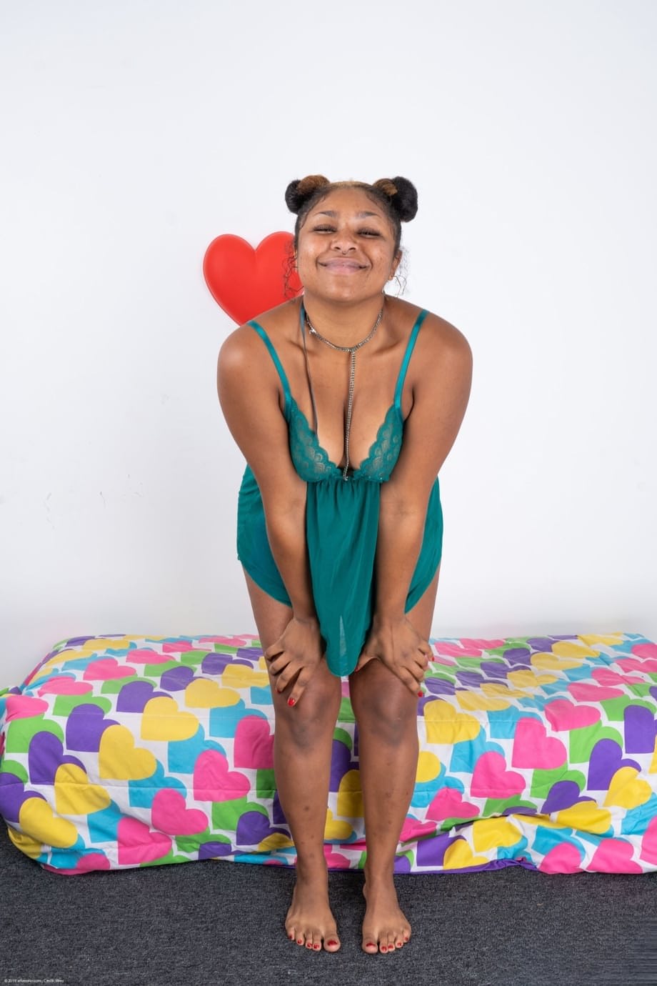 Daisy, la seductora morena ebony, se desnuda revelando sus enormes tetas y agujeros peludos completamente expuestos - 2