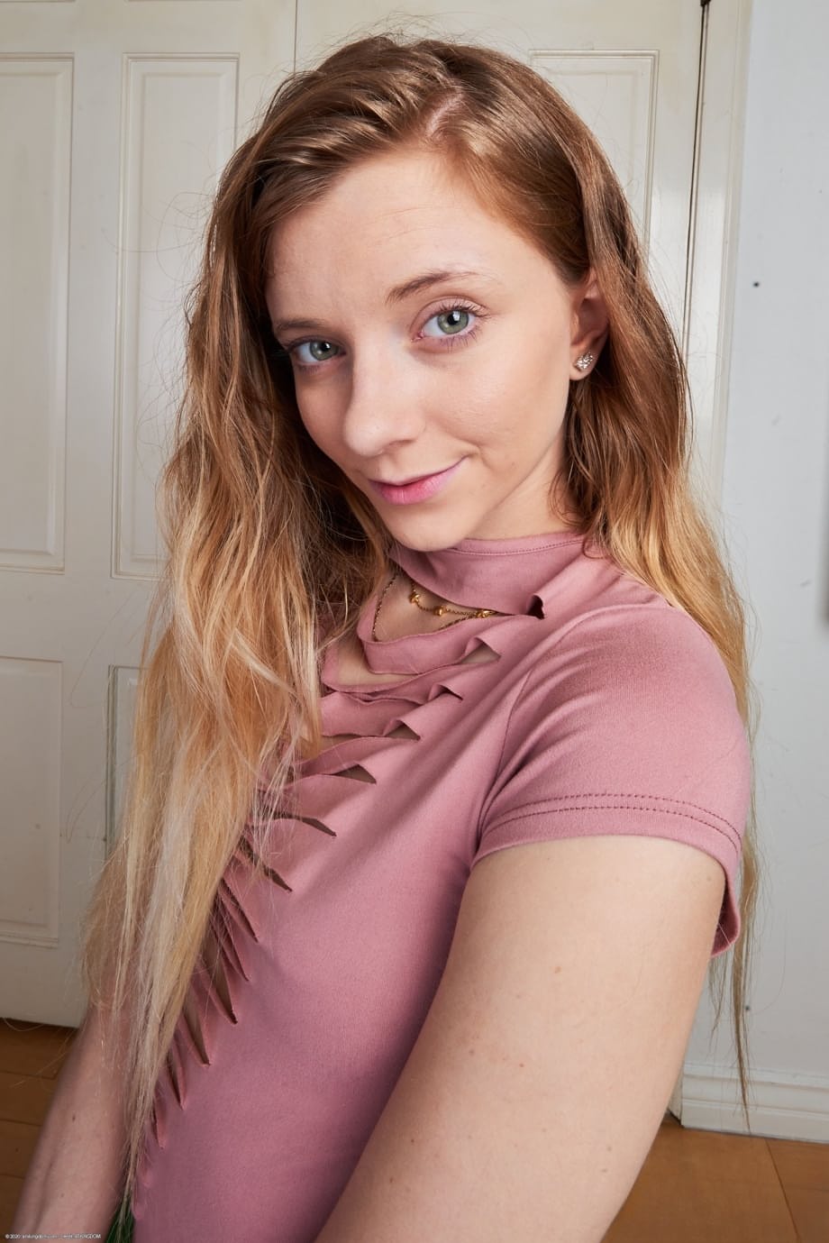 Riley Star spreads her young pussy, round ass and toes so close you feel them - 2