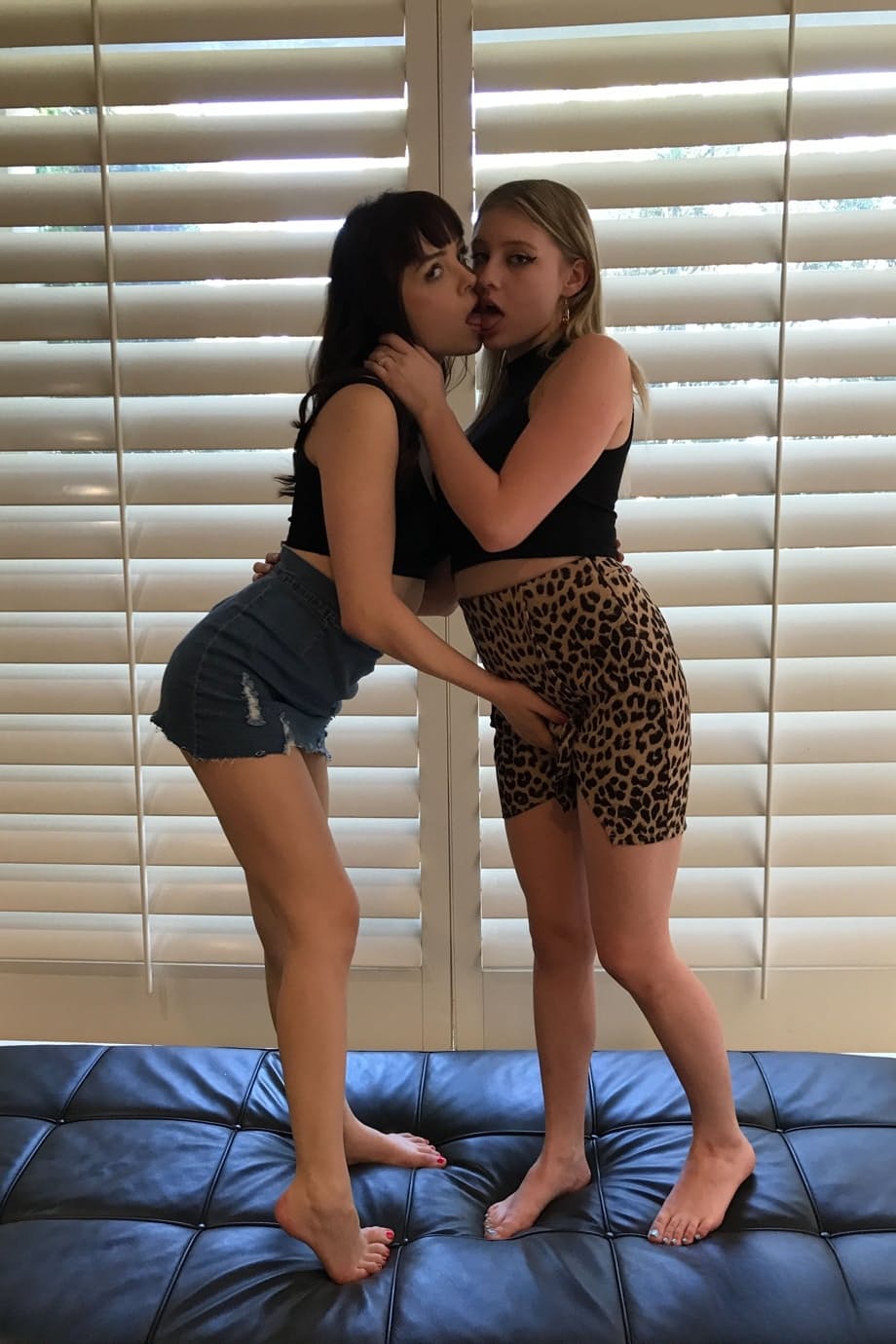 Aliya Brynn et Melody Marks lèchent des chattes rasées avant un jeu de sperme lesbien passionné - 5