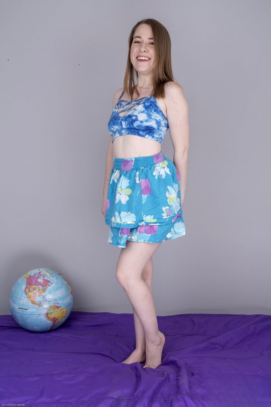 La hermosa Alice Merchesi posa completamente desnuda, revelando su excitante monte de Venus recortado - 1