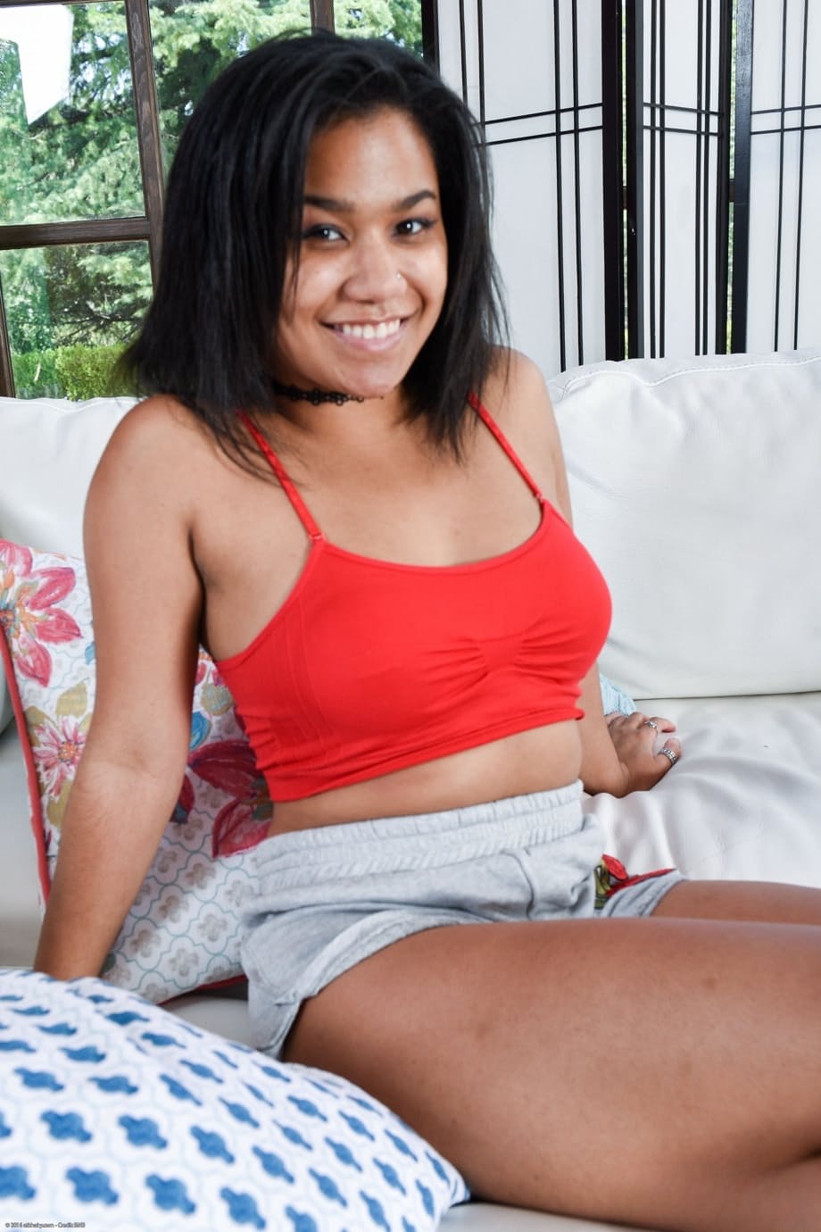 La estrella negra Loni Legend entreabre sus perfectos labios rosados en un provocador striptease en solitario - 3