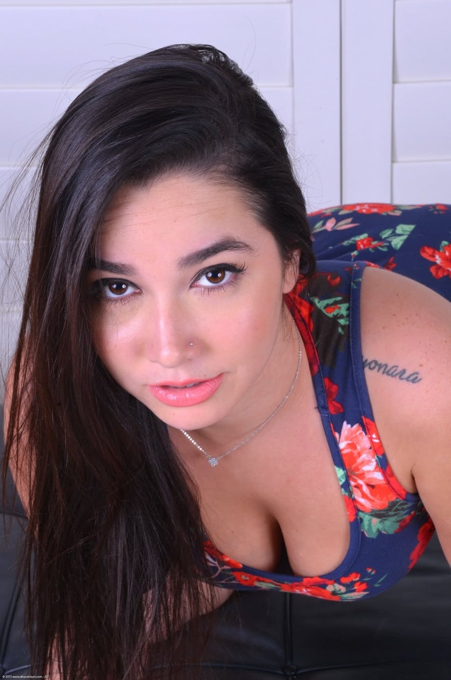 Karlee Grey au corps voluptueux exhibe ses rondeurs pulpeuses tout en taquinant sa chatte luisante et affamée - 4