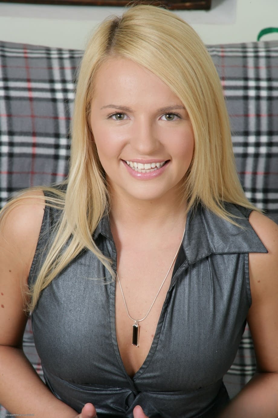 La belle blonde Brittany Spring intensifie les plaisirs anaux avec des sex-toys - 1