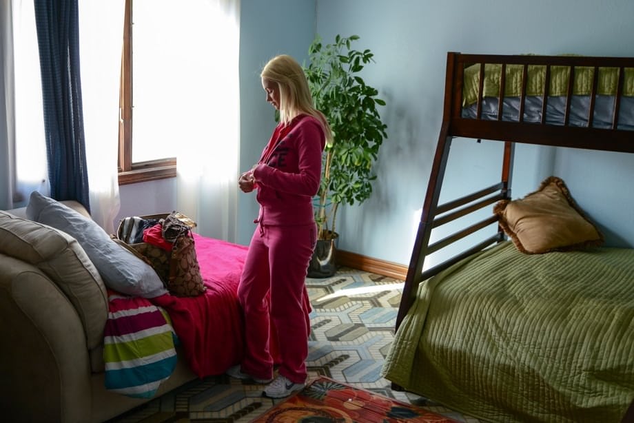 La traviesa Emily Austin se desnuda completamente sola en su casa - 3