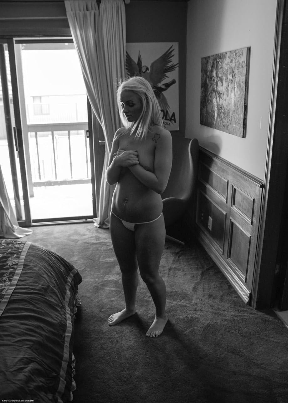 La traviesa Emily Austin se desnuda completamente sola en su casa - 12