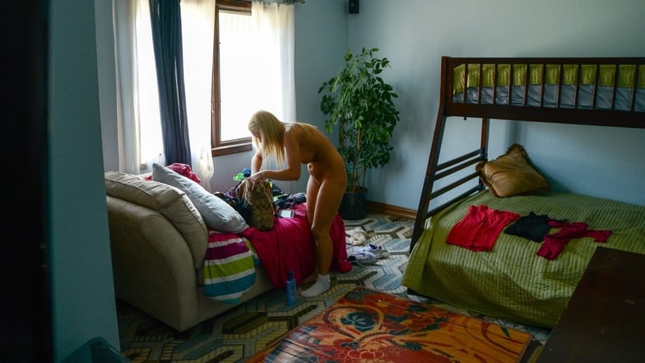 La traviesa Emily Austin se desnuda completamente sola en su casa - 18