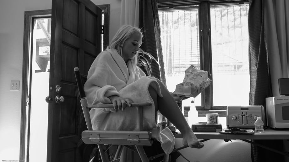 La traviesa Emily Austin se desnuda completamente sola en su casa - 19