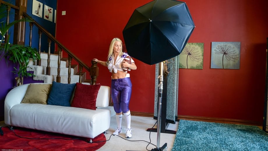 La traviesa Emily Austin se desnuda completamente sola en su casa - 21