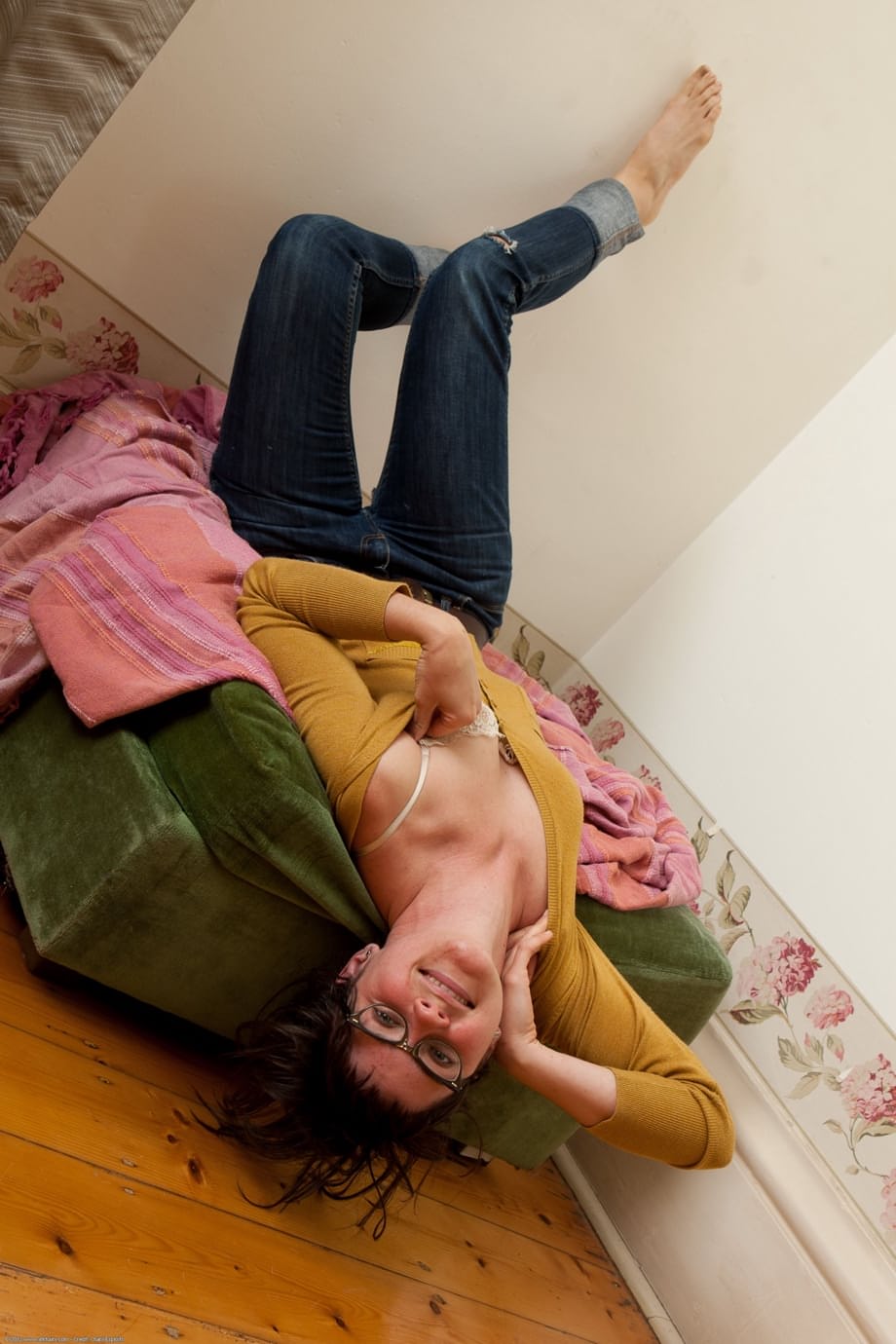 L'affascinante Mona mette in mostra le sue curve da teenager appena velate, sorridendo sul suo letto - 1