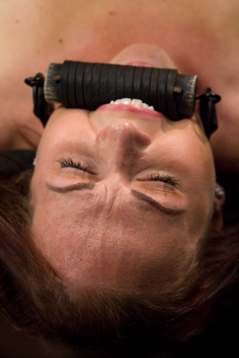 Josi Valentine, rousse MILF attachée, se fait fister sans pitié dans un cruel pillori - 12