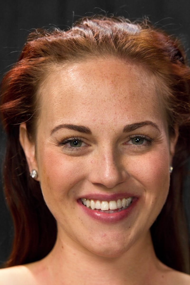 Josi Valentine, rousse MILF attachée, se fait fister sans pitié dans un cruel pillori - 20