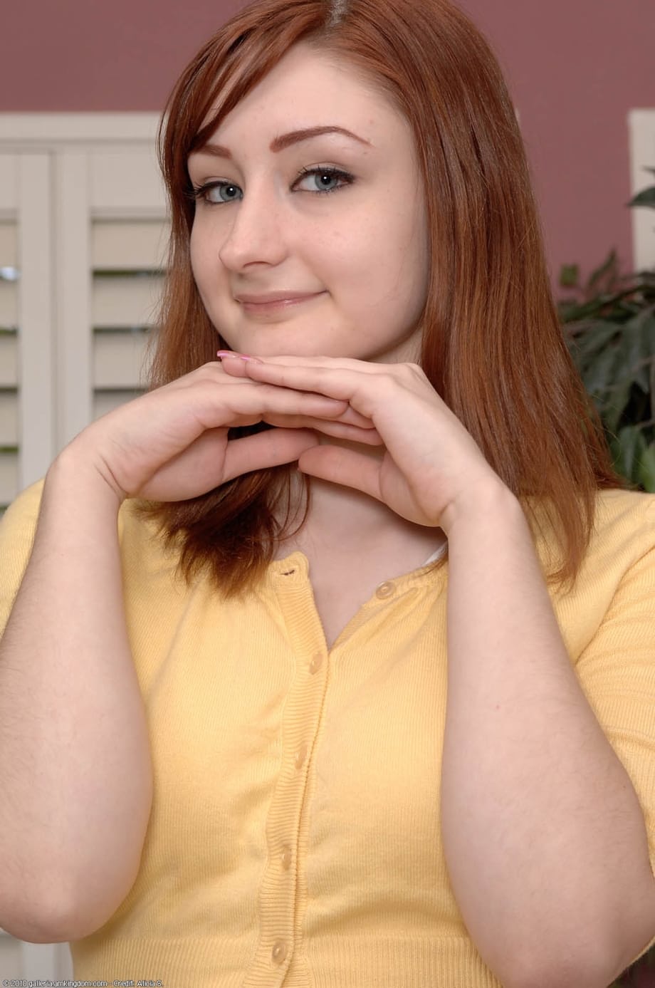 Violet Monroe, la renarde rousse, écarte sa fesse serrée et se doigte jusqu'à la coulure - 1