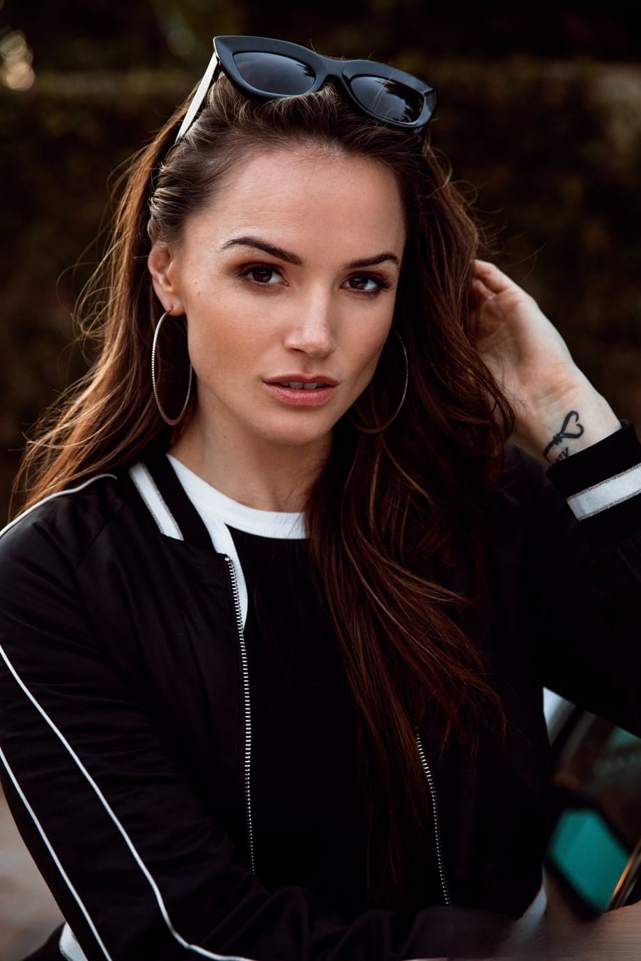 Tori Black cavalca la pulsante carne nera con il suo succoso sedere - 5