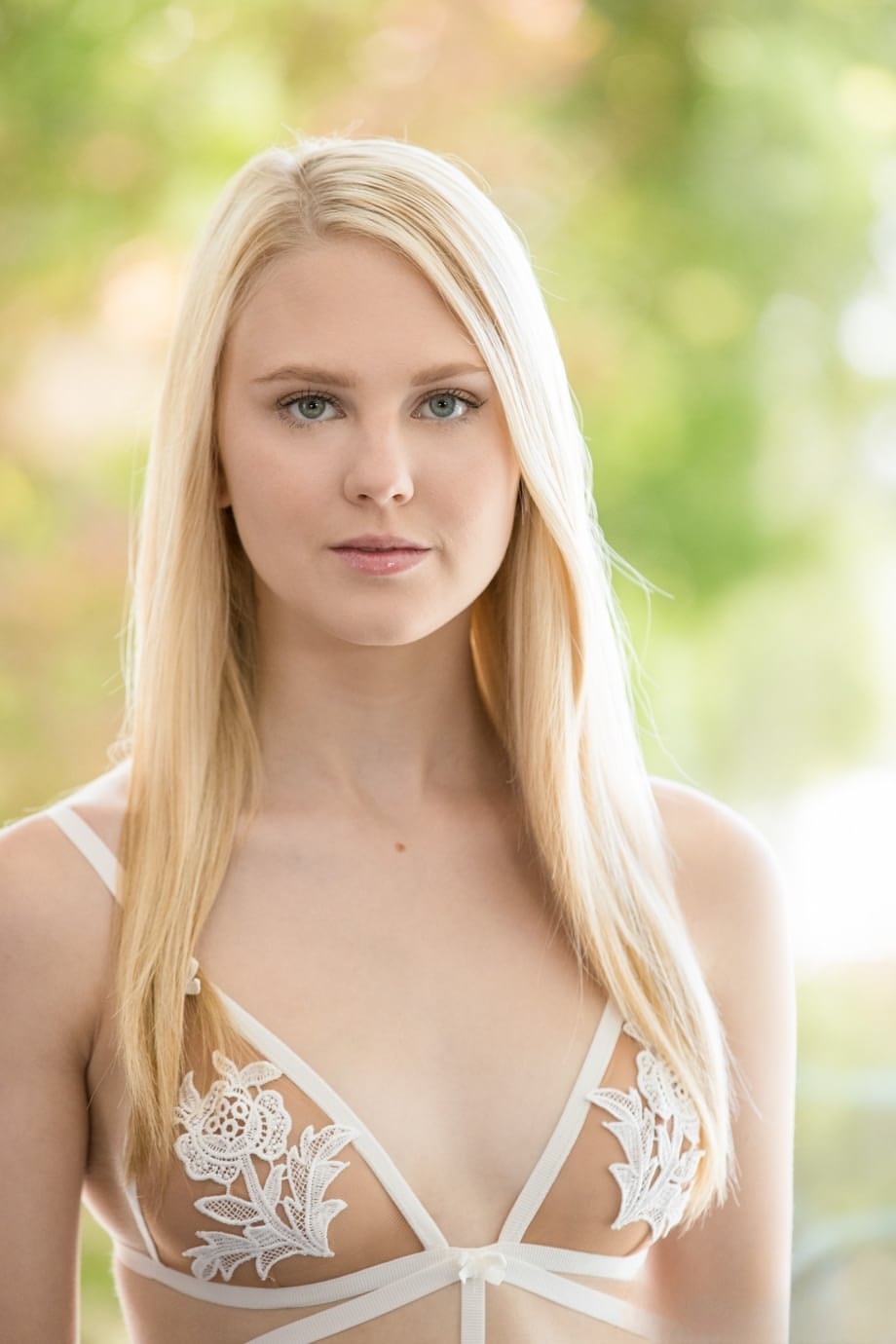 Lily Rader bi nera nuda scopata DP cruda con due cazzi enormi - 1