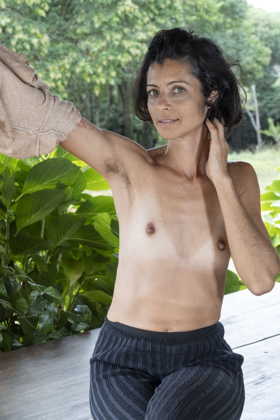 Bruna, la salope maigre en extérieur, exhibe de minuscules seins et une chatte poilue non épilée - 8