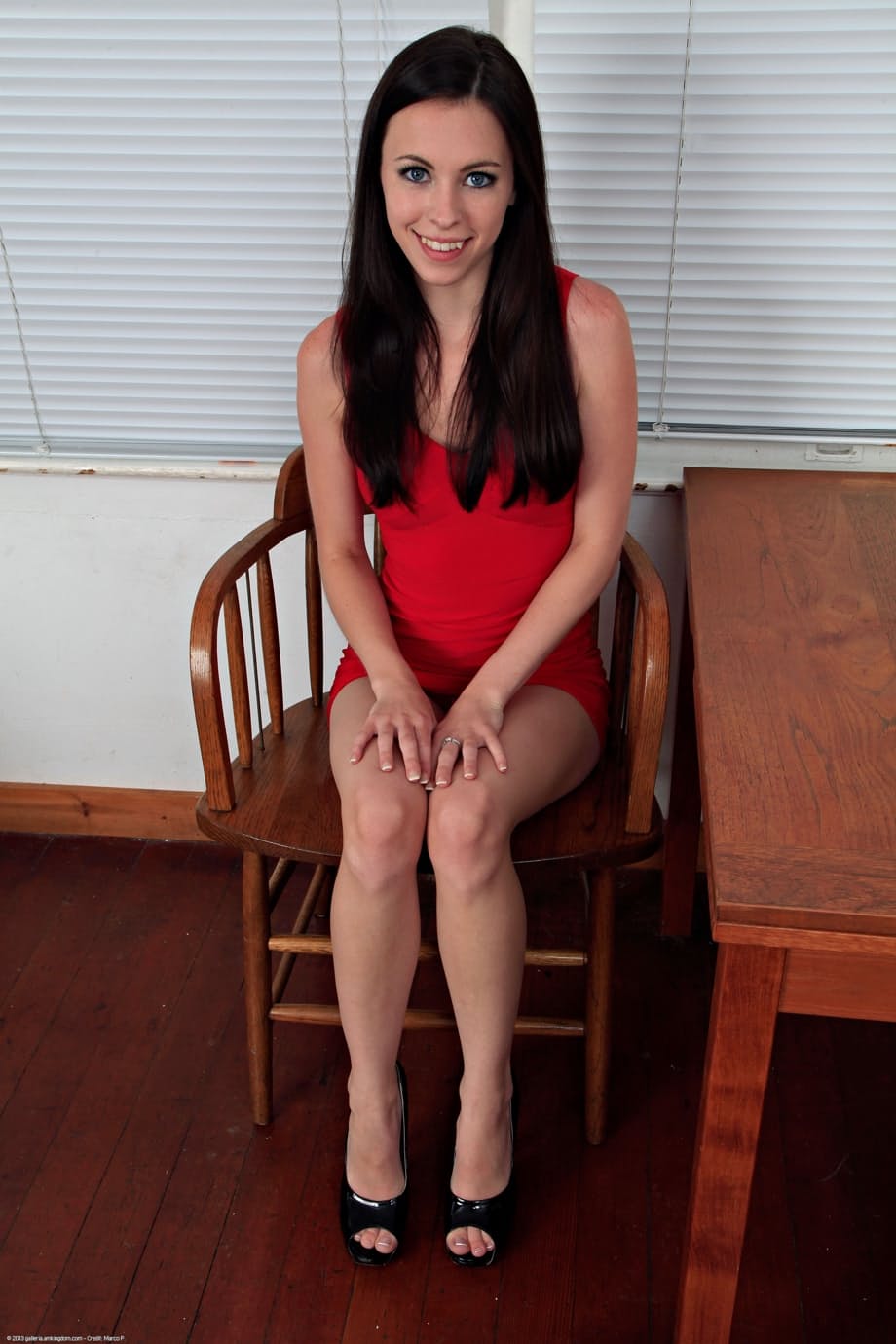 Veronica Radke se desnuda y devora sus propios dedos del pie resbaladizos - 2